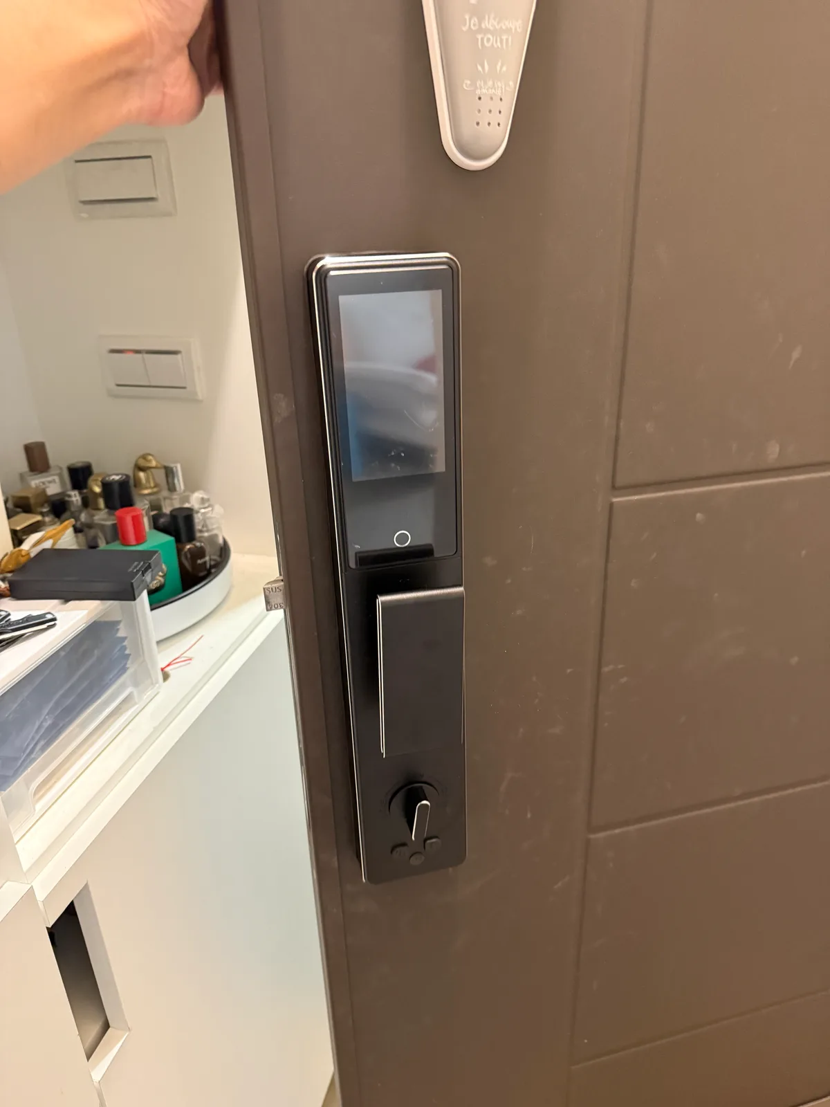 Kwikset PF7 門內側,黑色機身上的彩色螢幕、推拉把手與下方旋鈕