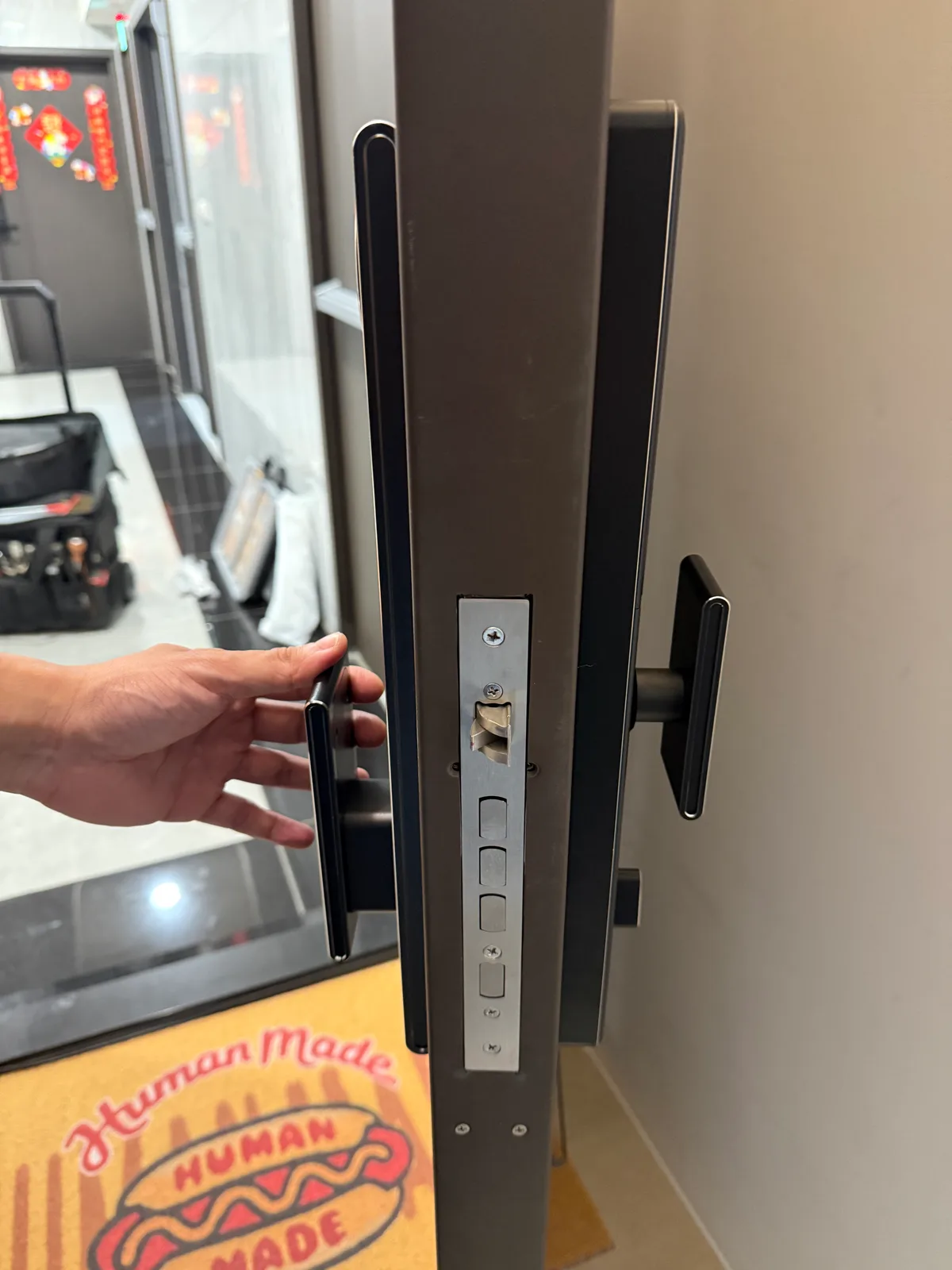 Kwikset PF7 安裝中的門側面,看得到不鏽鋼鎖體面板與斜舌
