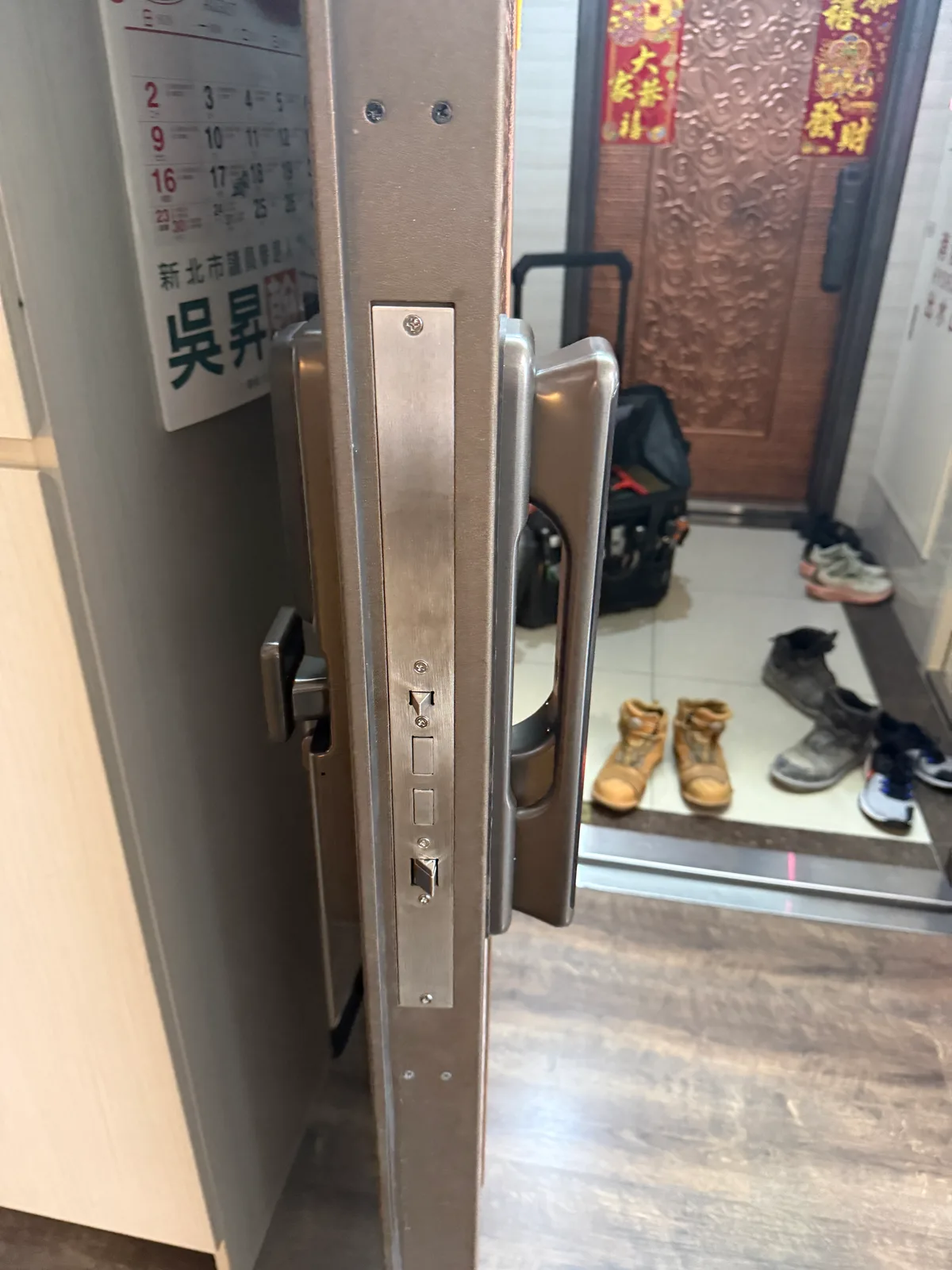 日立 FY-10 的鎖舌側面,斜舌加方舌,看得出銅雕門的厚度