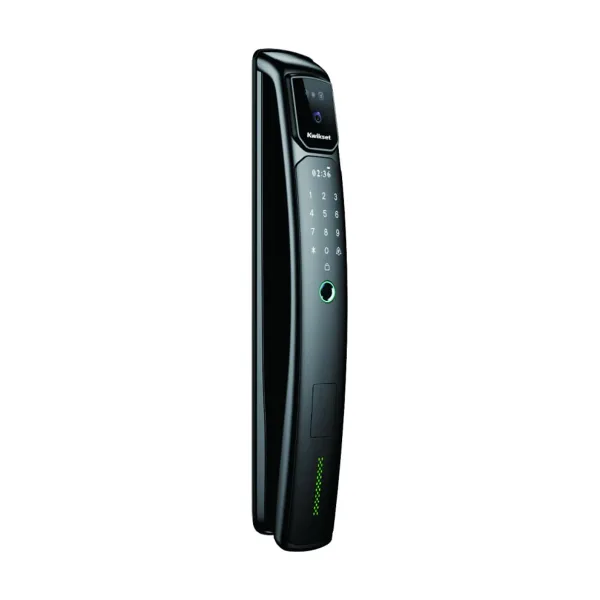 Kwikset PF2 電子鎖正面斜側視角，黑色亮面直立機身，上方電子貓眼鏡頭、數字觸控鍵盤與指紋感應區