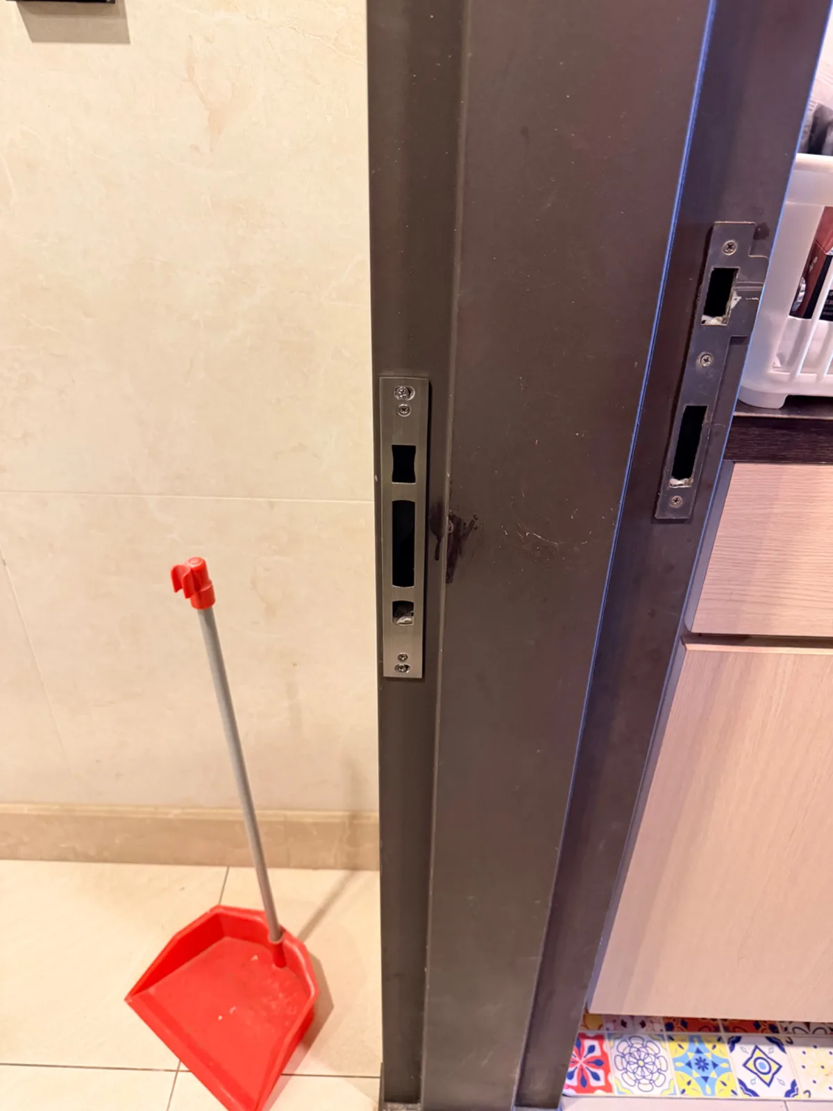 門框上的不鏽鋼受口板與鎖舌開孔
