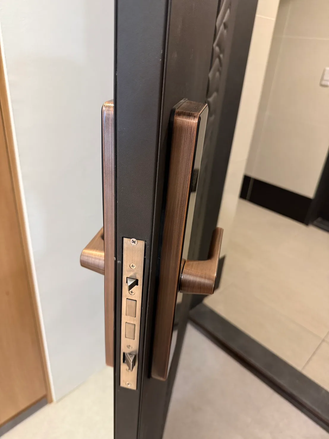 日立 FP-30 鎖舌特寫,斜舌加方舌,內外把手都是紅古銅色